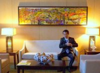 Japanese Prime Minister 
Naoto Kan under a John Hartman. Craft on table courtesy of Ontario 
Crafts Council